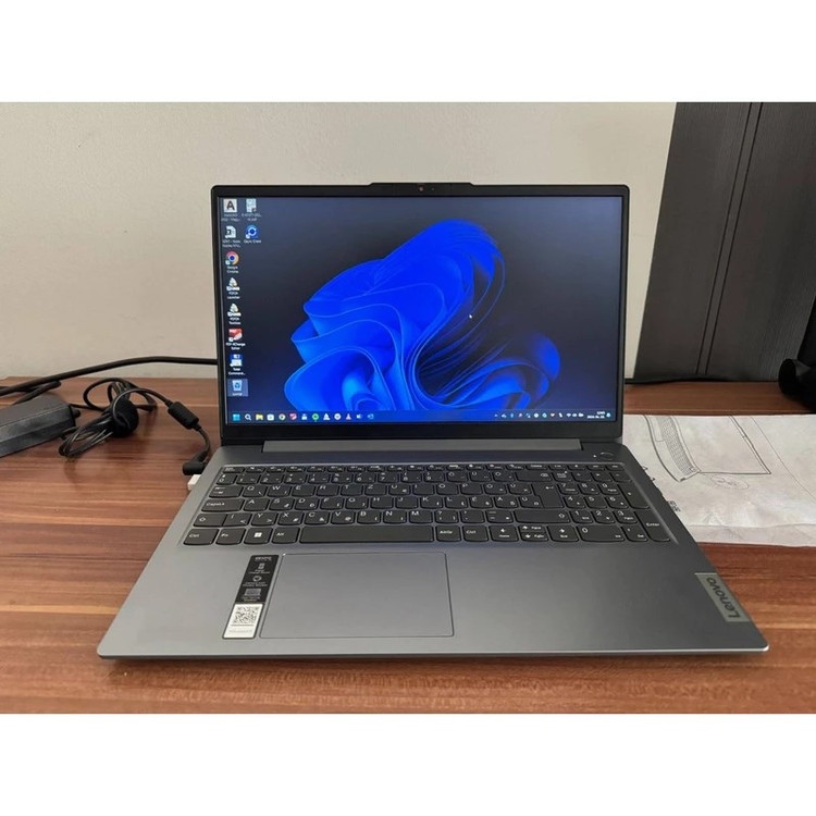 لپتاپ 15.6 اینچی لنوو مدل IdeaPad Slim 3 15IRU8، پردازنده Intel Core i3-1315U، رم 8 گیگابایت LPDDR5، حافظه SSD با ظرفیت 512 گیگابایت، نمایشگر مات Full HD، وبکم 720p